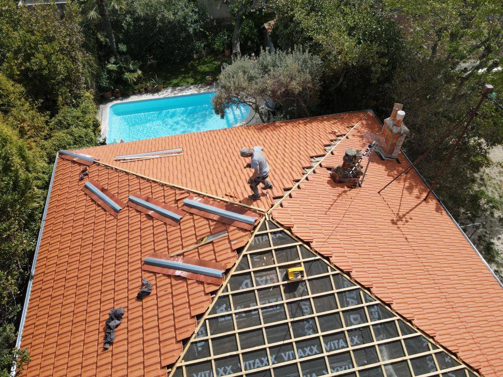 Travaux de toitures, changement d'une toiture par nos couvreurs  Toulon dans le var 83