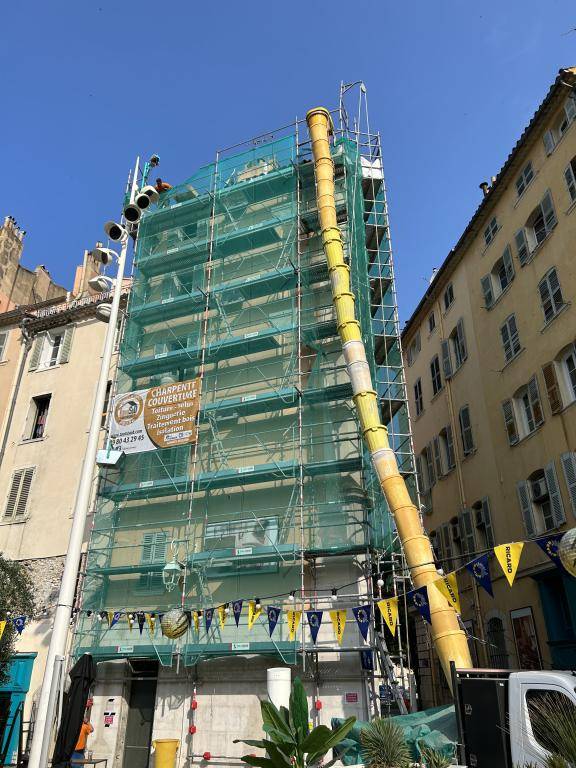 Entreprise de couvreur pour la rnovation de la toiture d'un immeuble en pril