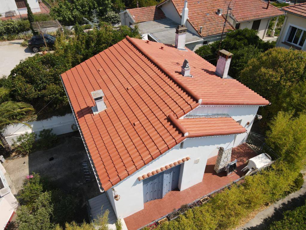 Installation d'une nouvelle toiture par un couvreur  Tamaris sur la commune de la Seyne sur mer var 83