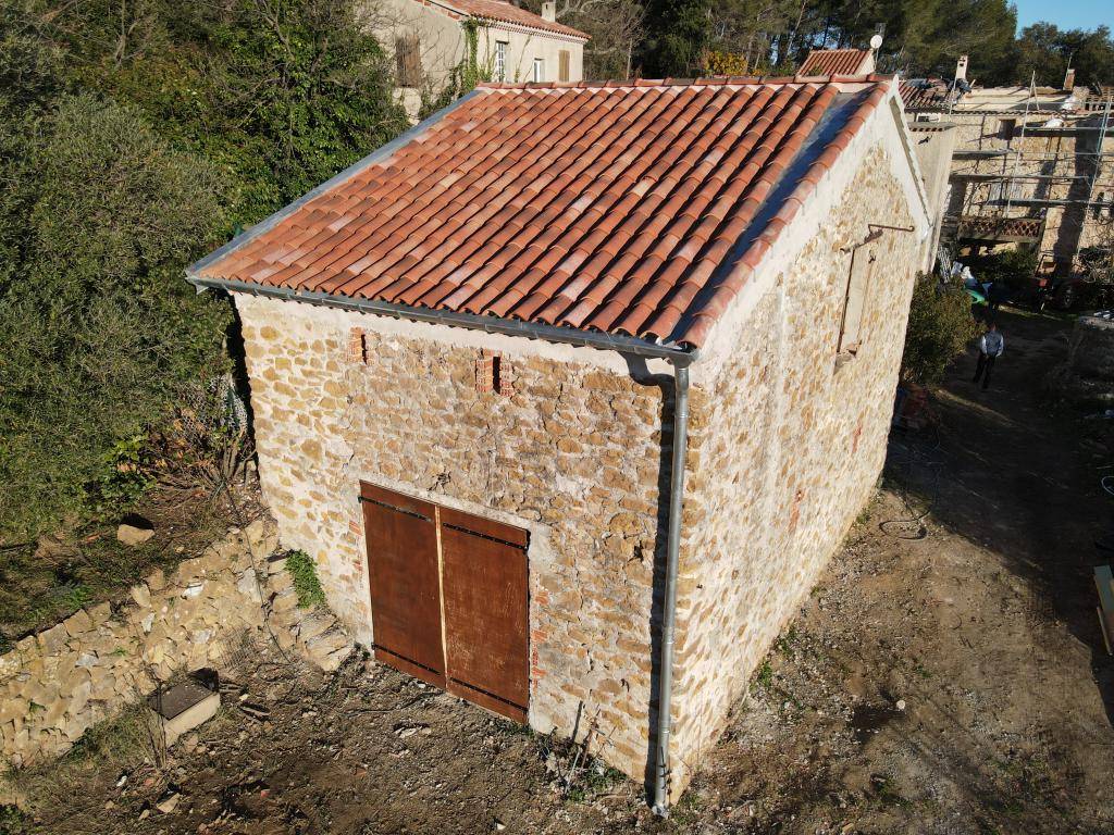 Compagnons couvreurs pour la rfection d'une toiture en tuile Canal  Ollioules dans le var 83