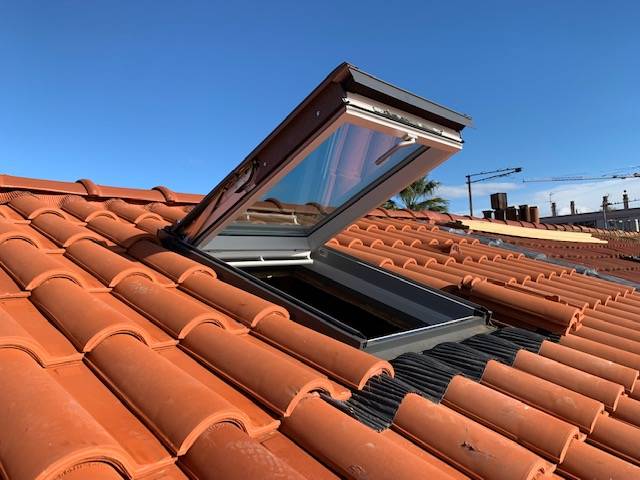 COUVREUR POUR DEVIS D'INSTALLATION D'UN VELUX SUR TOITURE EN TUILES ROMANES A LA SEYNE SUR MER VAR 83