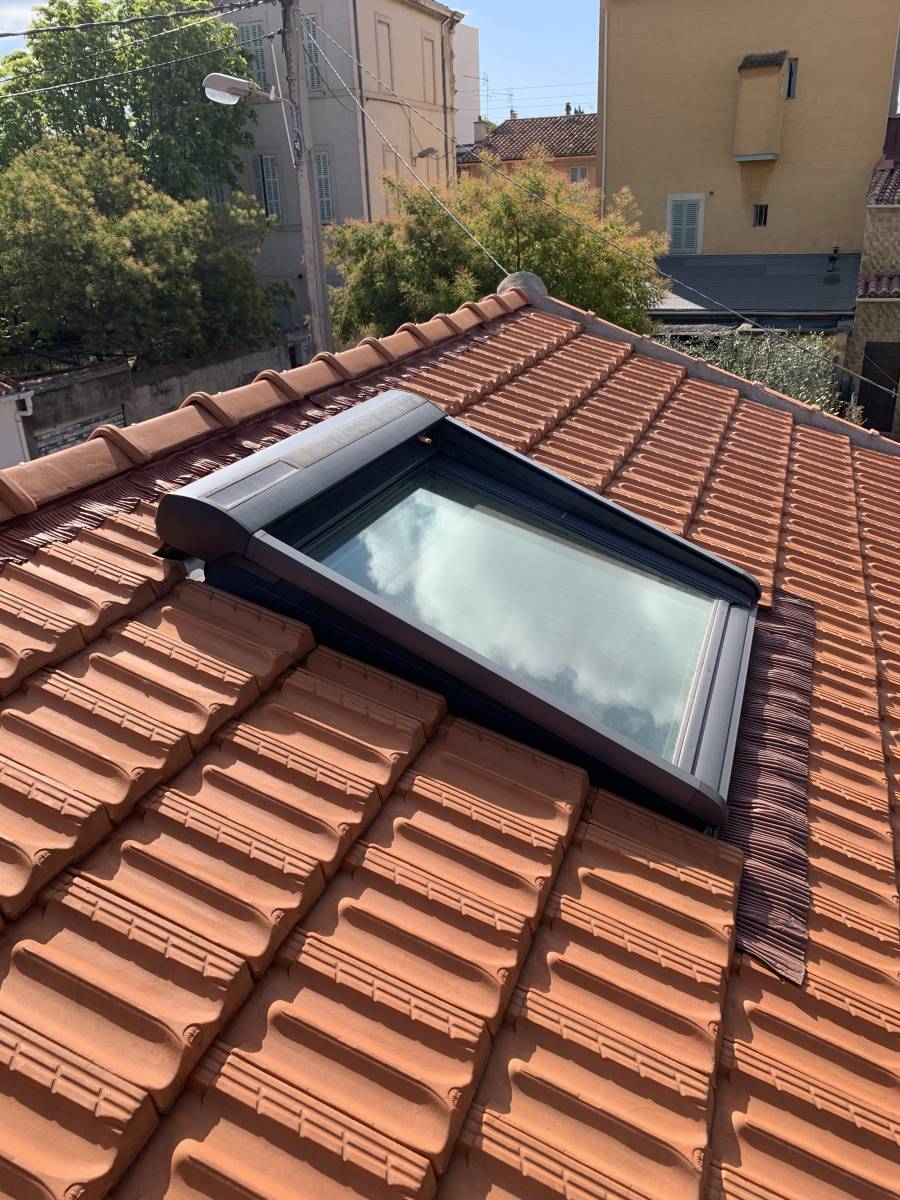 INSTALLATION DE FENETRE DE TOIT AVEC VOLET ELECTRIQUE SUR TOITURE EN TUILES PLATES DE MARSEILLE DANS LES BOUCHES-DU-RHONE 13