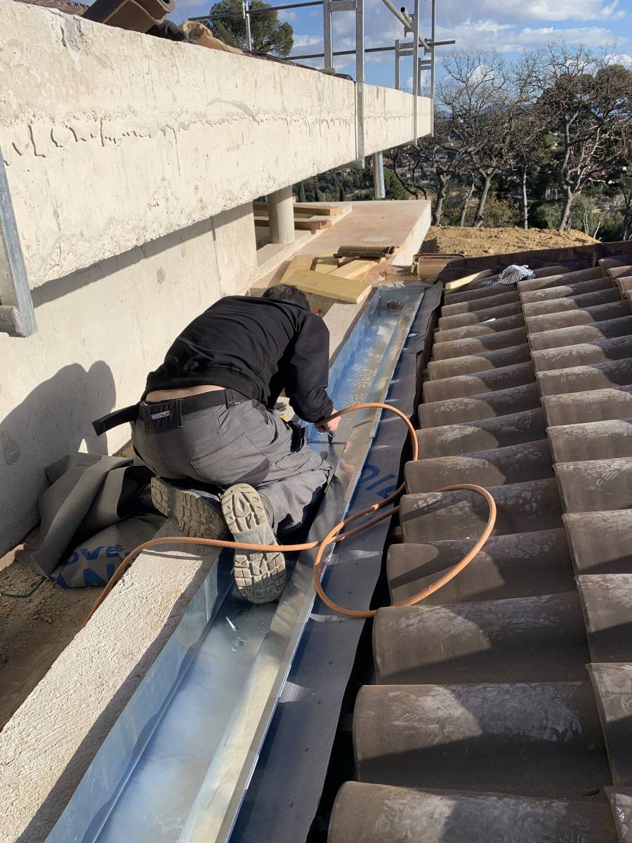 Couvreur zingueur pour devis de travaux de toitures au Lanon  Sanary sur mer var 83