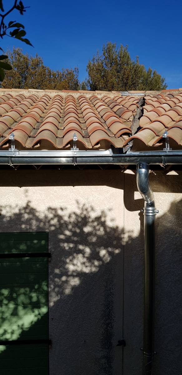 INSTALLATION DE GOUTTIERES EN ZINC NATUREL A LA CADIERE D'AZUR VAR 83