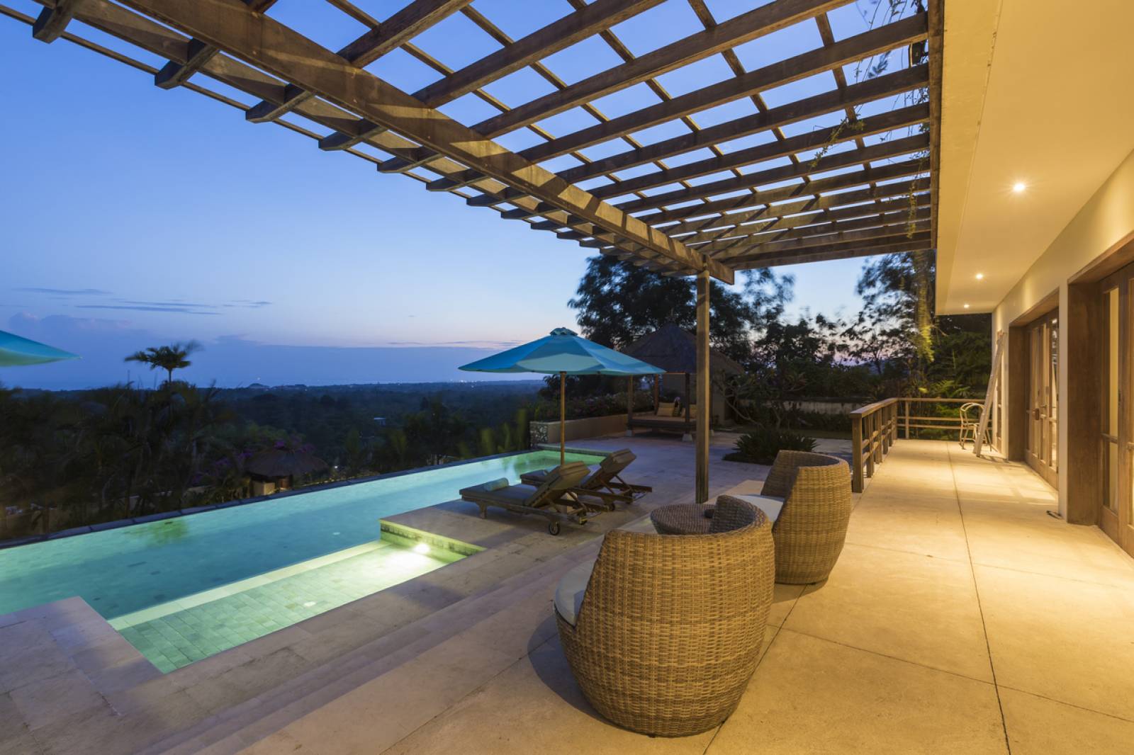 Pergola en bois  Bandol dans le var 83